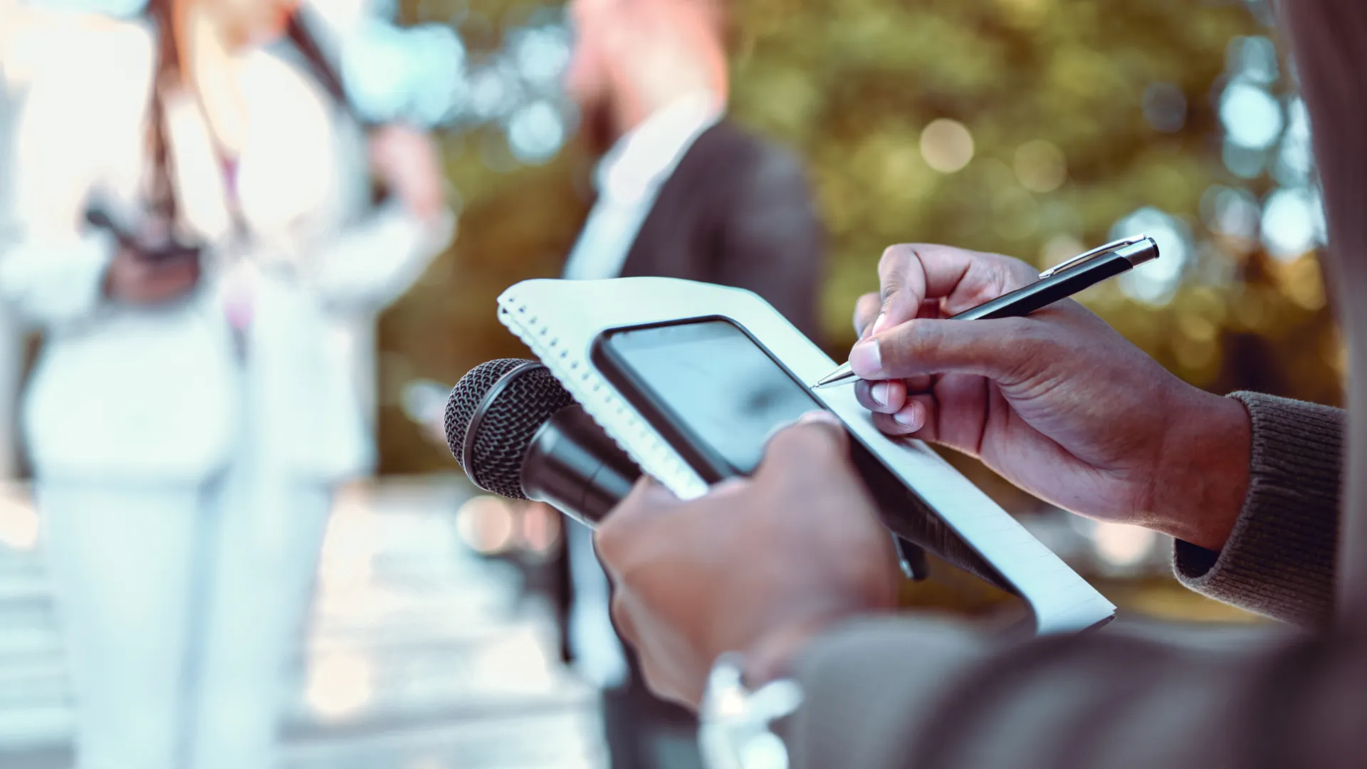Journalists Writing Journalists: Reporting Meets Fiction